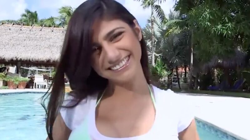 Mia Khalifa bij het zwembad voor seks